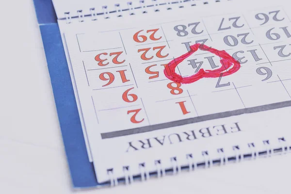 Dia dos Namorados 14 é marcado no calendário com um coração em vermelho. Conceito de férias — Fotografia de Stock