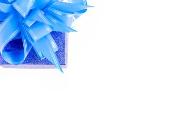 Beyaz arka planda karton kutu. Fiyonkla süslenmiş. yakın plan.