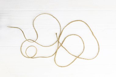 Ahşap arka plan. Beyaz renk. Üzerinde bir ip var. yakın plan.