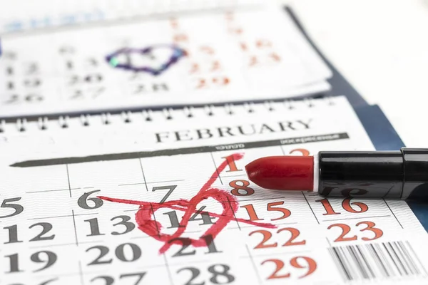 Close-up. Dia dos Namorados e conceito feriados. Amor infeliz. 14 de fevereiro é riscado no calendário com batom vermelho — Fotografia de Stock