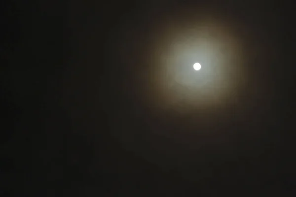 満月だ夜に撮られた写真。焦点を合わせて錫メッキ — ストック写真