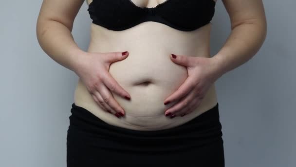 Woman Black Bra Shakes Piles Her Stomach Close White Background — 비디오