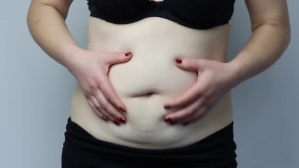Una Mujer Con Sujetador Negro Sacude Montones Sobre Estómago Primer — Vídeos de Stock