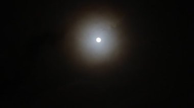 Dolunay. Fotoğraf gece çekildi. Yumuşak odaklanma. Renkli