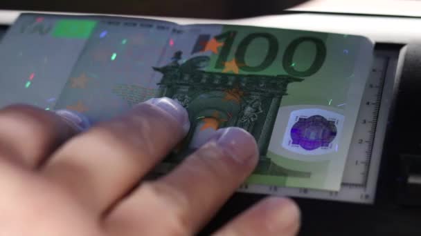 Den Manliga Handen Kommer Att Kontrollera Äktheten 100 Euro Ultraviolett — Stockvideo