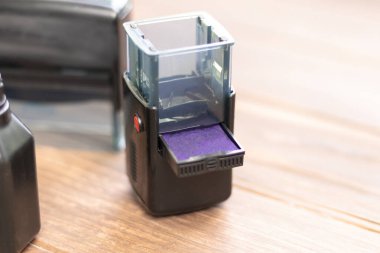 Retro tarzı ahşap arka plan. Mührü var. Özel mavi boyayla tatlandırılmışlar.