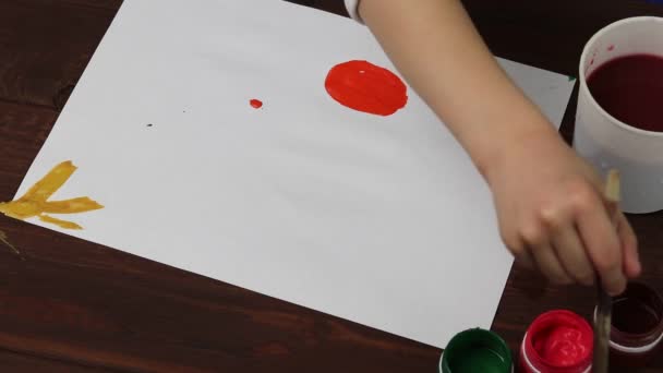 Close Menina Desenha Pinturas Desenho Uma Folha Papel Branco Escova — Vídeo de Stock