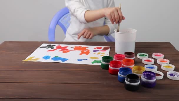 Close Menina Desenha Pinturas Desenho Uma Folha Papel Branco Escova — Vídeo de Stock