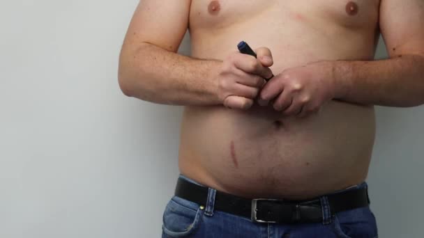Hombre Con Vaqueros Azules Estómago Está Desnudo Dibuja Signo Interrogación — Vídeos de Stock