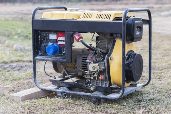 Close-up. Street lighting. A gasoline-powered generator that produces current. Backup or emergency power source. The generator is not new — Stock Photo, Image