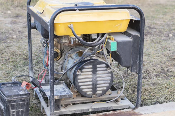 Primo piano. Illuminazione stradale. Un generatore alimentato a benzina che produce corrente. Alimentatore di riserva o di emergenza. Il generatore non è nuovo — Foto Stock