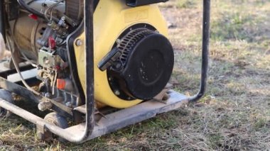 Yakın plan. Usta, istasyonu elle çalıştırarak elektrik üretmeye başlar..