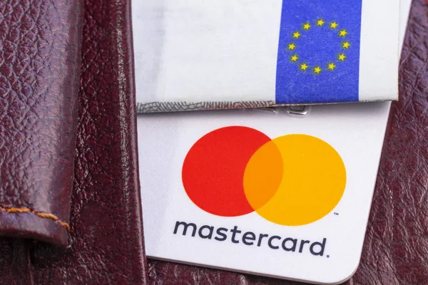 Minszk. Fehéroroszország. 2020. január 30. Fa háttér. Bankkártya közelkép. Mastercard. — Stock Fotó