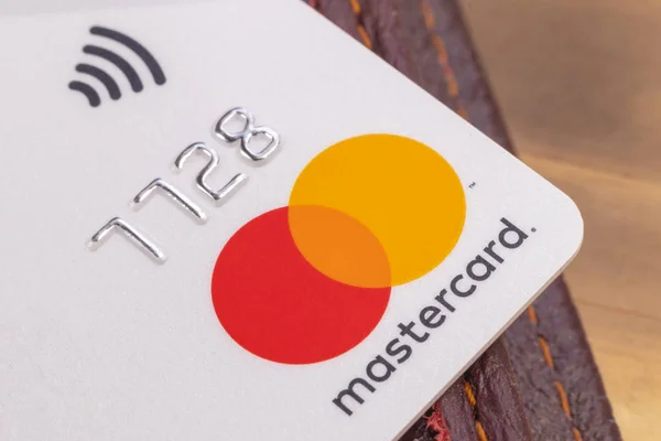 Minsk. Wit Rusland. 30 januari 2020. Houtachtergrond. Bankpas Close-up. Mastercard. — Stockfoto