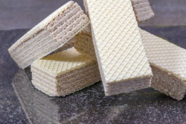 Koyu mermer arka plan. Üzerinde dikdörtgen waffle 'lar var. Yakın plan..