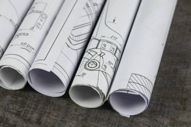 Ahşap arka plan. Üzerinde planlar, gelecekteki evin planı ya da bilgisi var. Sarınmışlar..