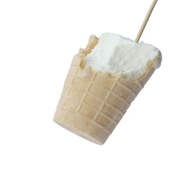 Helado en una taza de gofres. Primer plano. Aislado sobre un fondo blanco — Foto de Stock