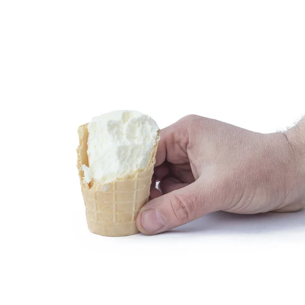 Helado en una taza de gofres. La mano de un hombre lo sostiene. Primer plano. Aislado sobre un fondo blanco — Foto de Stock