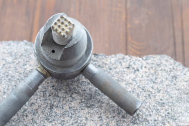 Usta graniti özel bir aletle işliyor. Yakın plan.