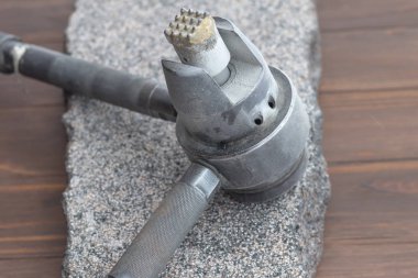 Usta graniti özel bir aletle işliyor. Yakın plan.