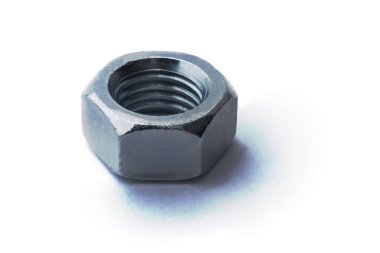 Metalden yapılmış cıvata ve fındık. Beyaz arka plana uzan. Beyaz bir arka planda izole edilmiş. Yakın plan.