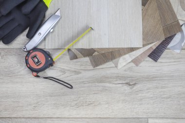 Muşamba yakın plan. Örnekler, mezura ve bıçak. Rengi var.