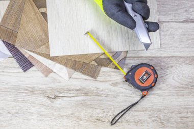 Muşamba yakın plan. Örnekler, mezura ve bıçak. Rengi var.