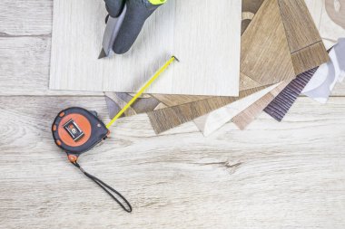 Muşamba yakın plan. Örnekler, mezura ve bıçak. Rengi var.