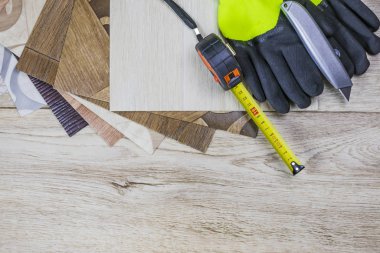 Muşamba yakın plan. Örnekler, mezura ve bıçak. Rengi var.