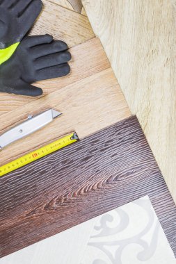 Muşamba yakın plan. Örnekler, mezura ve bıçak. Rengi var.