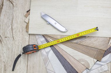 Muşamba yakın plan. Örnekler, mezura ve bıçak. Rengi var.