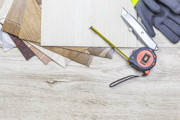 Muşamba yakın plan. Örnekler, mezura ve bıçak. Rengi var.