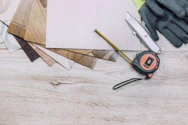 Linoleum close-up. Samples and tape measure and cutting knife. There is a tint — Stock Photo, Image