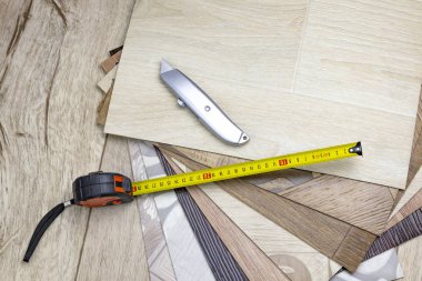 Muşamba yakın plan. Örnekler, mezura ve bıçak. Rengi var.