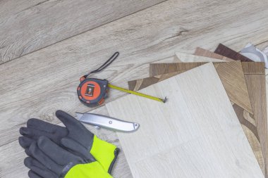 Muşamba yakın plan. Örnekler, mezura ve bıçak. Rengi var.