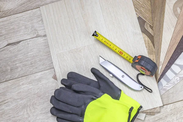 Linoleum close-up. Samples and tape measure and cutting knife. There is a tint — Stock Photo, Image