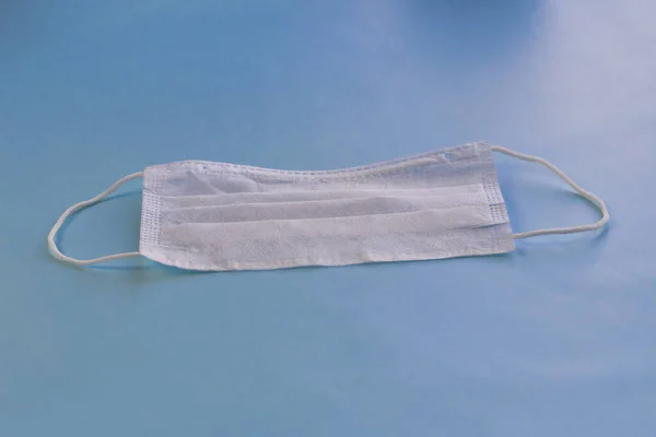Topeng medis untuk perlindungan terhadap bakteri. Dengan latar belakang biru. Close-up — Stok Foto