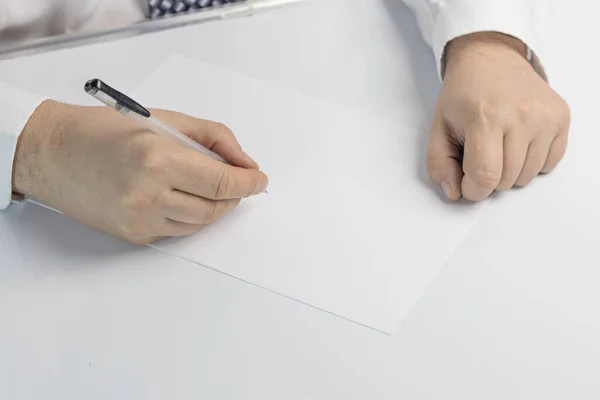 Biznesmen Pisze Kartce Białego Papieru Ubrany Koszulę Krawat Zbliżenie Obrazek Stockowy