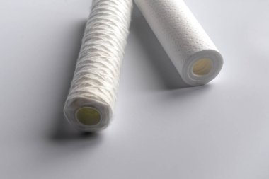 Beyaz arka plan, izolasyon yok. Yakın plan. Su filtresi iki ünite.