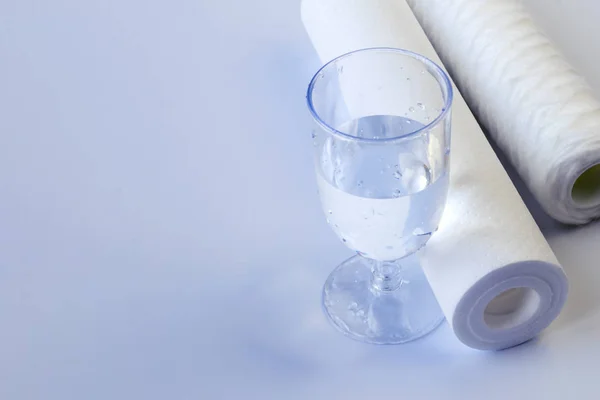 Waterfilter Twee Eenheden Vlakbij Een Glas Schoon Water Witte Achtergrond — Stockfoto