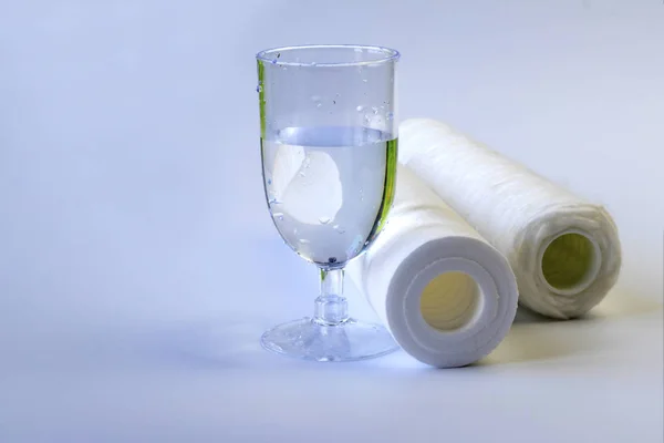 Φίλτρο Νερού Δύο Μονάδες Κοντά Ένα Ποτήρι Καθαρό Νερό Λευκό — Φωτογραφία Αρχείου