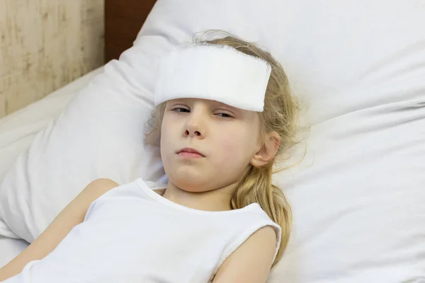 Gadis Berambut Putih Berbaring Tempat Tidur Pada Kasa Dahi Untuk — Stok Foto