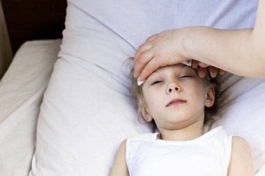 Annem alnına soğuk bir havlu koydu. Acıyı dindir. Yakın plan..