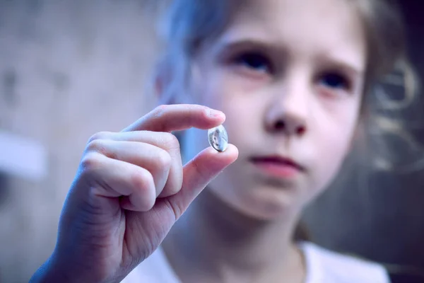 Flicka Ryggen Alan Ingen Fokus Håller Pillret Handen Förgrunden Det — Stockfoto