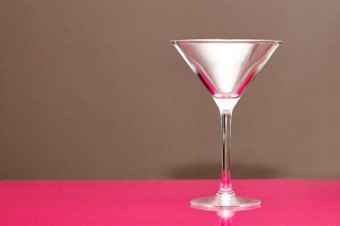 Boş bir martini bardağı tezgahın üzerinde duruyor. Arka planda odaklanma yok. Yakın plan..