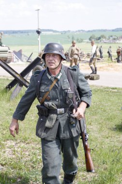 Minsk. Beyaz Rusya. 25 Mayıs 2019. İkinci Dünya Savaşı 'ndaki olayların tarifi. Keskin nişancı atış için hazırlanıyor.