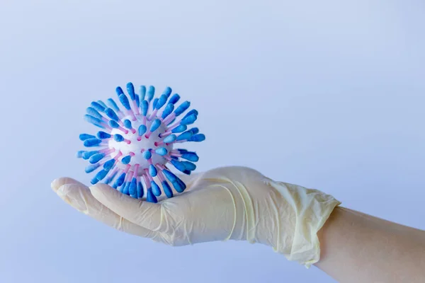 Egy Emberi Kéz Fehér Orvosi Kesztyűben Egy Kék Koronavírus Molekula — Stock Fotó