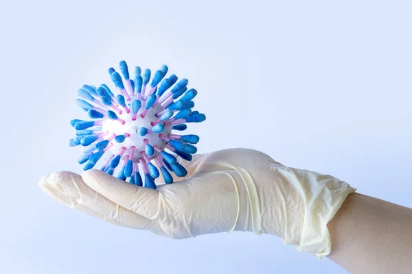 Egy Emberi Kéz Fehér Orvosi Kesztyűben Egy Kék Koronavírus Molekula — Stock Fotó