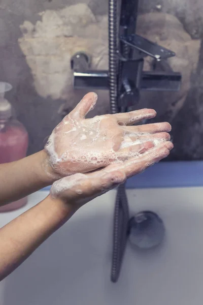 Dziecko Myje Ręce Przed Kranem Wodą Łazience Zbliżenie — Zdjęcie stockowe
