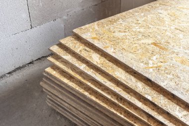 Yeniden doğan talaştan yapılmış OSB yapı malzemesi. Onlar istiflenmiş. Yakın plan..